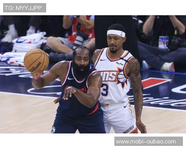 快船训练营第二天精彩瞬间哈登博格丹欢笑小卡保罗同框引关注 快船训练营第二天精彩瞬间哈登博格丹欢笑小卡保罗同框引关注