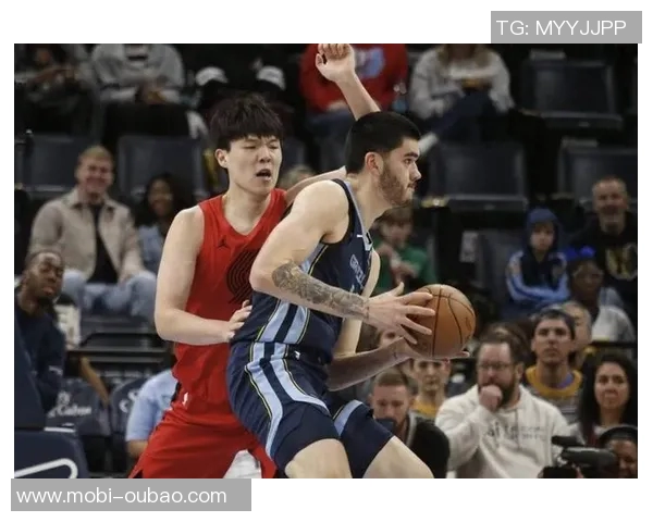 媒体人点评小杨防守风格称其象征性扑救难以适应NBA比赛节奏 媒体人点评小杨防守风格称其象征性扑救难以适应NBA比赛节奏